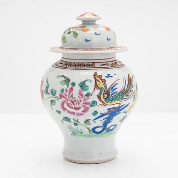 A lidded porcelain urn, China 18th century.
