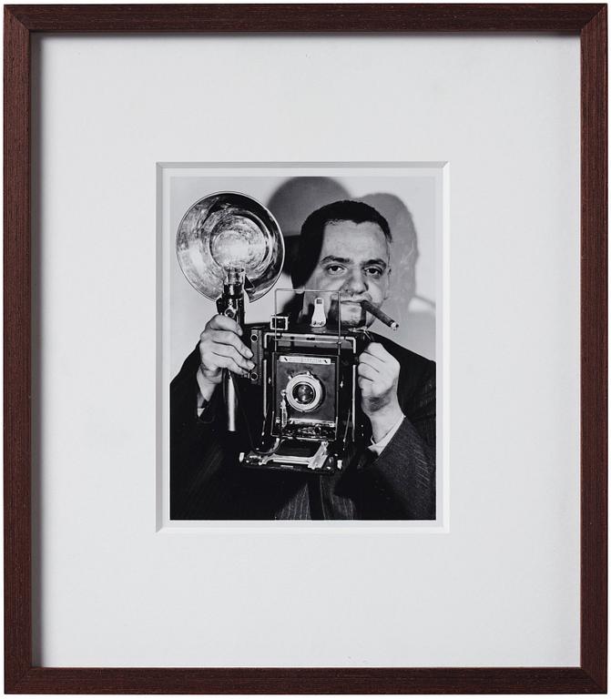 Weegee, "Weegee with his Speed Graphic camera, New York", c. 1944.