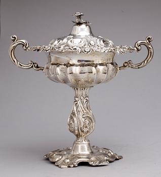 SKÅL PÅ FOT, silver, nyrokoko, Carl Nyström, Stockholm, 1855. Tot vikt ca 856 g.