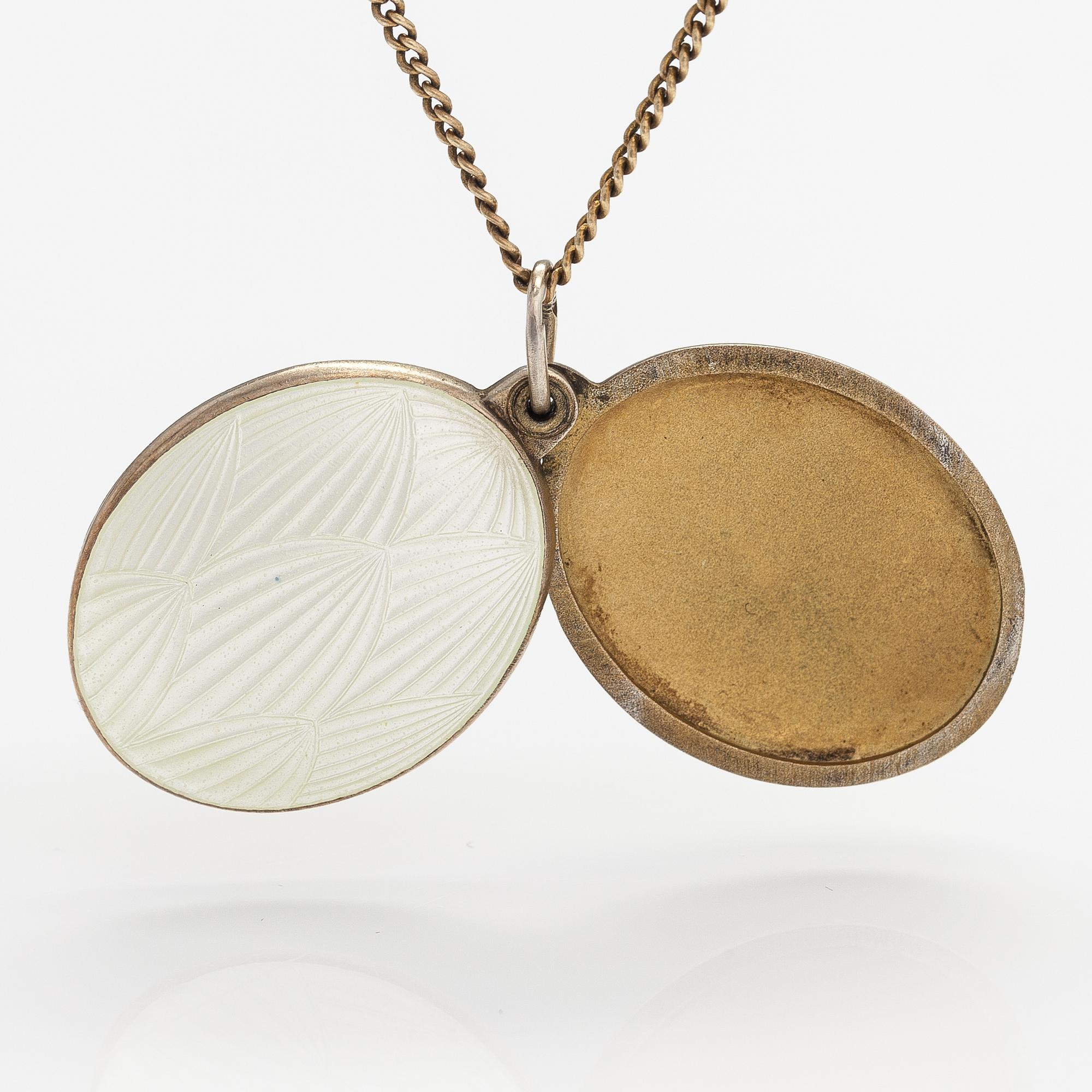 A gilded sterling silver necklace with a enameled locket. Tillander, Helsinki 1970's.