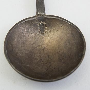 TWO 17TH CENTURY PEWTER SPOONS.
