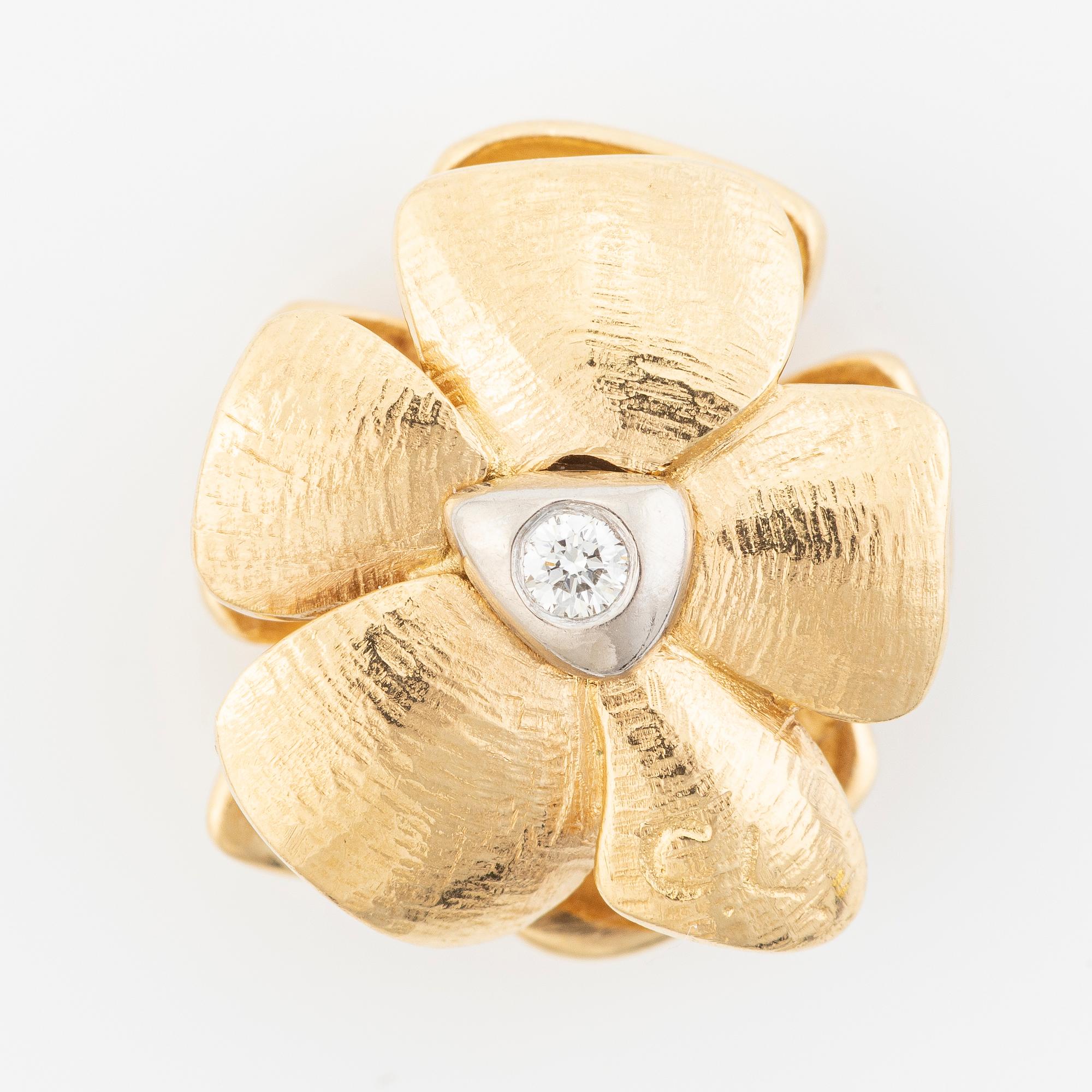 Ole Lynggaard, Charlotte Lynggaard, clasp, in the form of a flower, 18K gold and brilliant-cut diamonds.