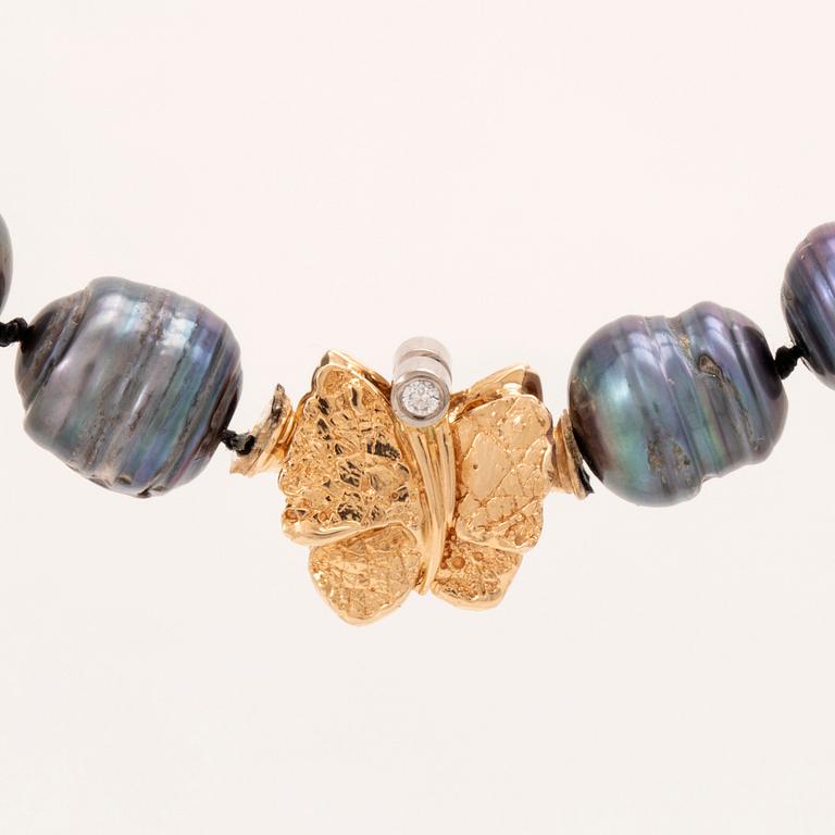 A cultured pearl necklace with a 14K white and red gold clasp and round brilliant cut diamonds.