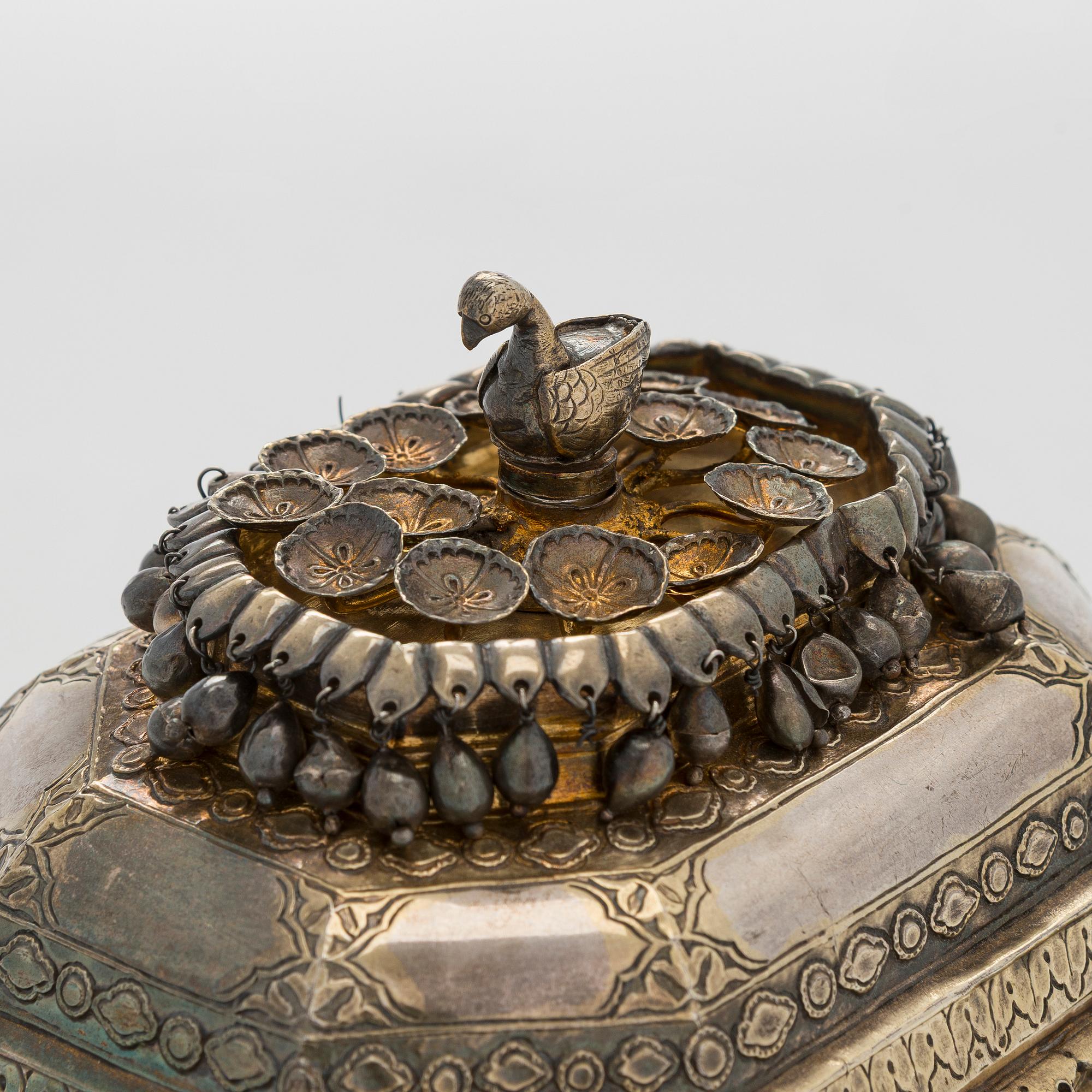 Pan-skrin på bricka, silver och förgyllt silver, mogulstil, Delhi, Indien, 1800-talets första hälft.