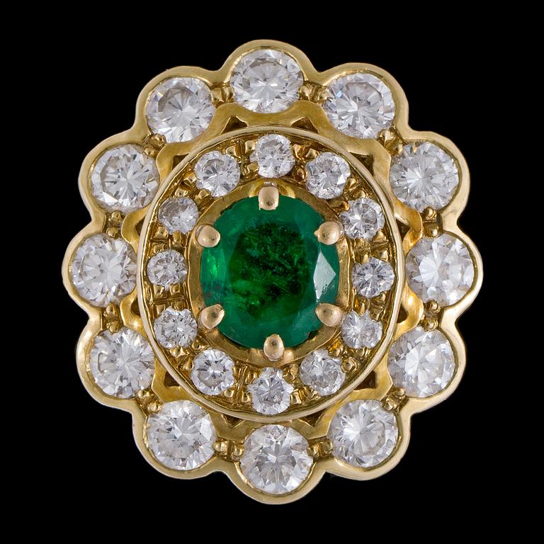 RING, fasettslipad smaragd, ca 1 ct, och briljantslipade diamanter, ca 2 ct.