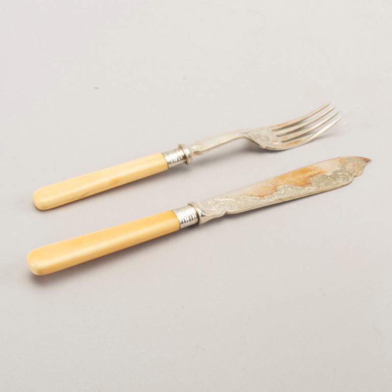 A set of 24 pcs epns English fish cutlery early 1900s.