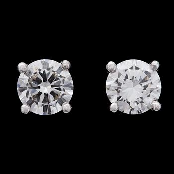 1015. A pair of brilliant cut diamond earstuds, each 1 cts. Cert. GIA.