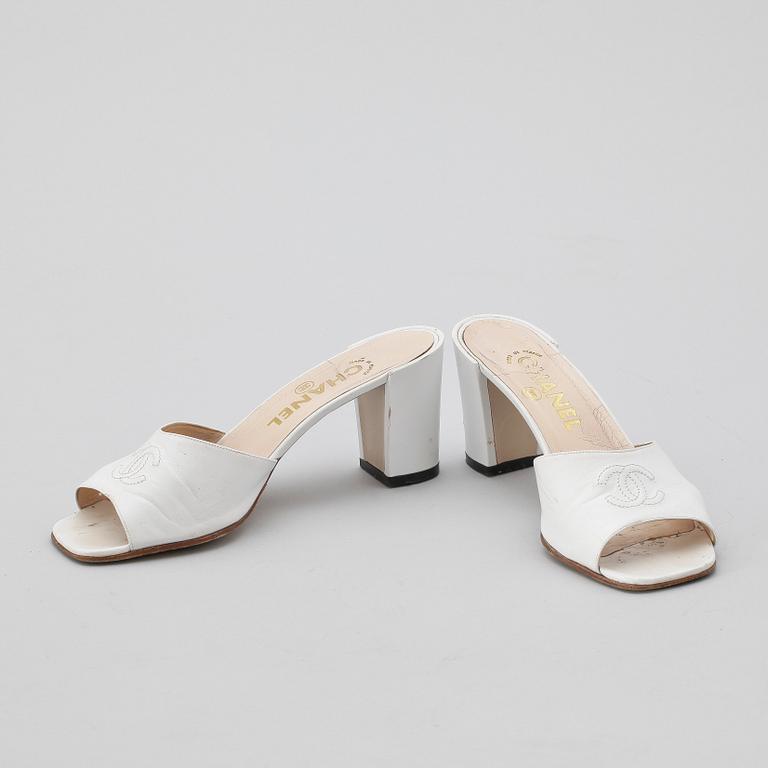 A pair of white leather slip-in by Chanel.