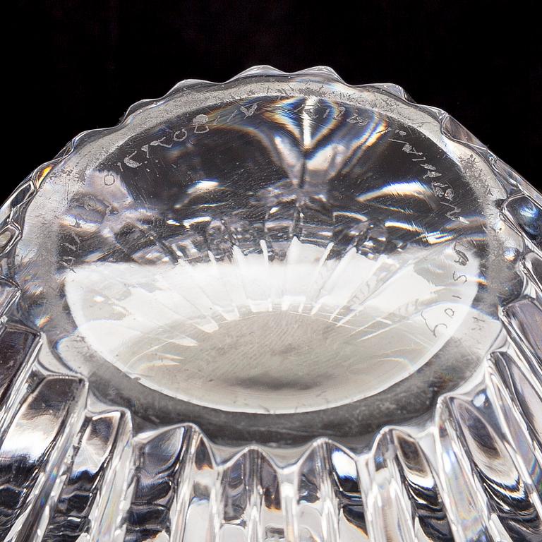 Aimo Okkolin, A cut crystal glass vase, bowl, model 6553, signed Aimo Okkolin Riihimäen Lasi oy.
