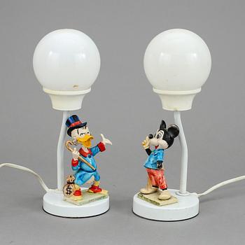 BORDSLAMPOR, 1 par. Plast. 1980-tal. Föreställande Musse Pigg och Joakim von Anka.