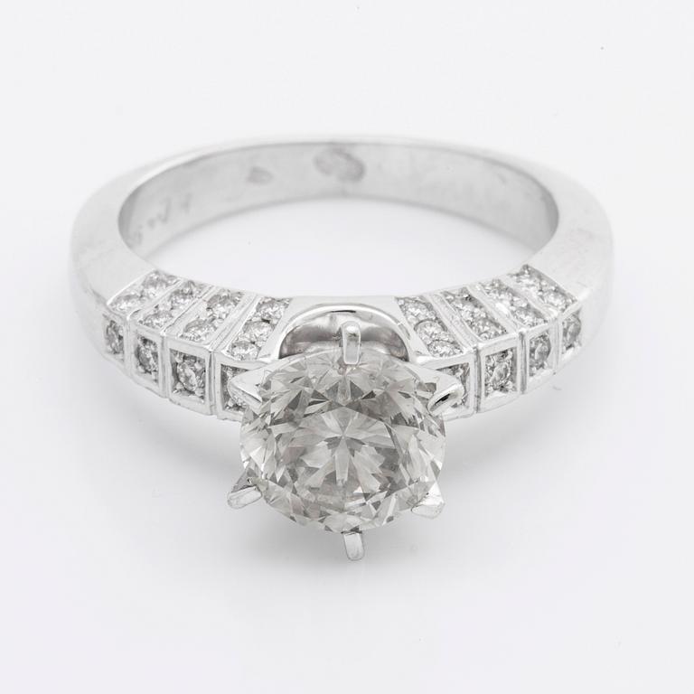RING 14K vitguld m 1 briljant ca 1,8 ct, ca L-M VS, sidostenar ca 0,25 ct totalt.