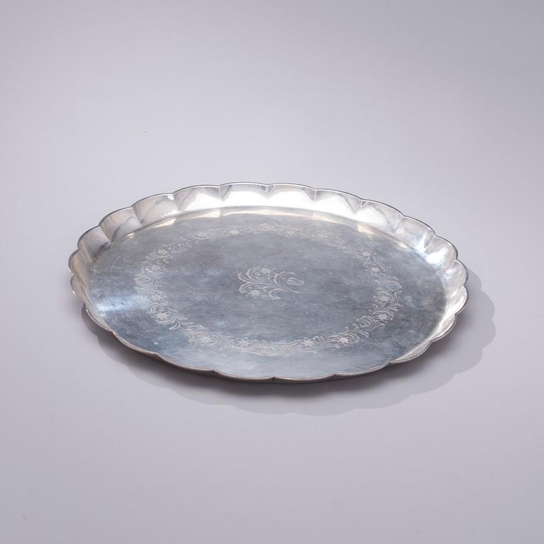 BRICKA, silver, bär finska kontrollstämplar, Oskar Lindroos, Helsingfors 1929. Vikt ca 1260 g.