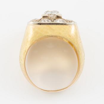 Ring in 18K gold set with old-cut diamonds.