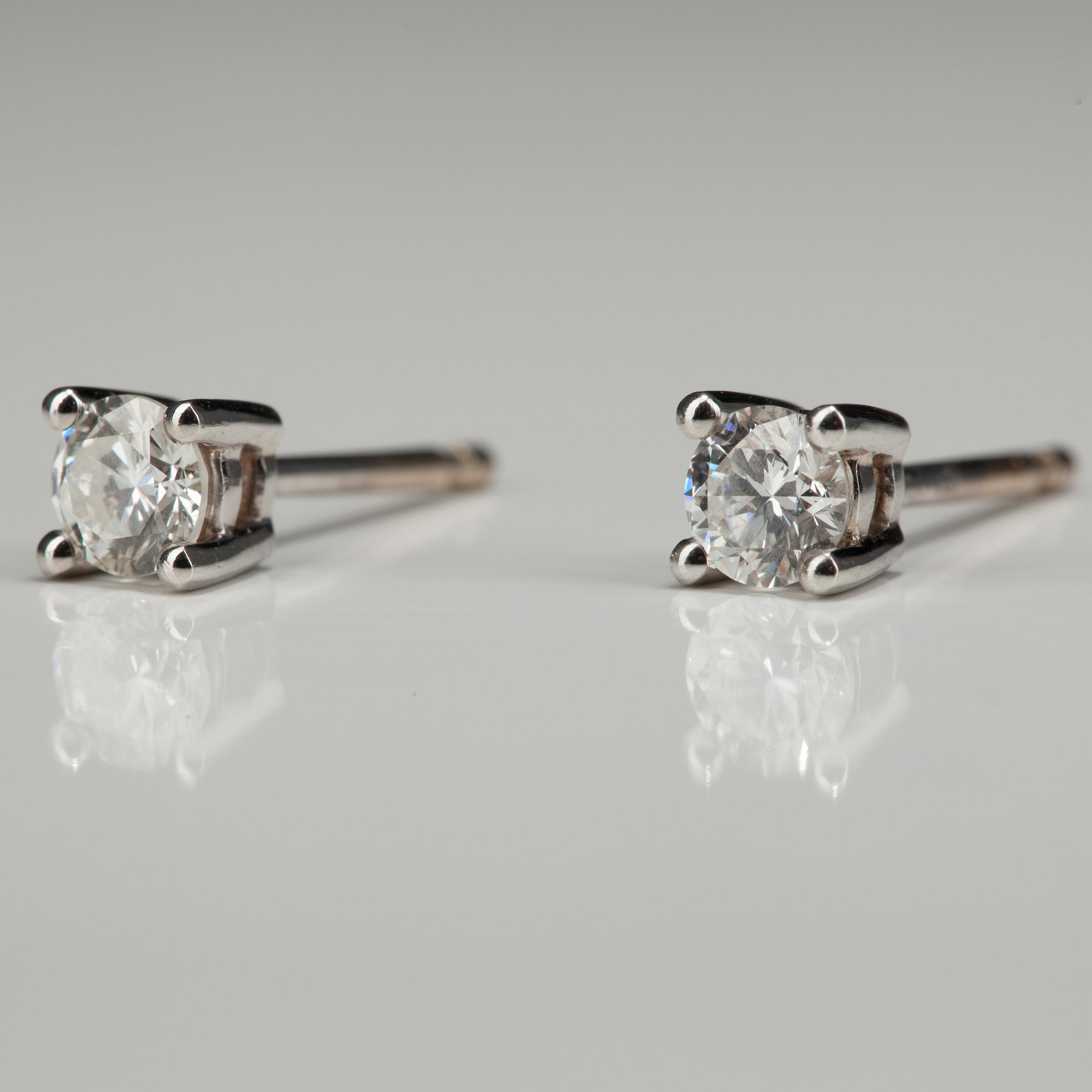 ÖRHÄNGEN, vitguld 18K, briljantslipade diamanter, tot. 0,42 ct. Vikt 1,6 g.
