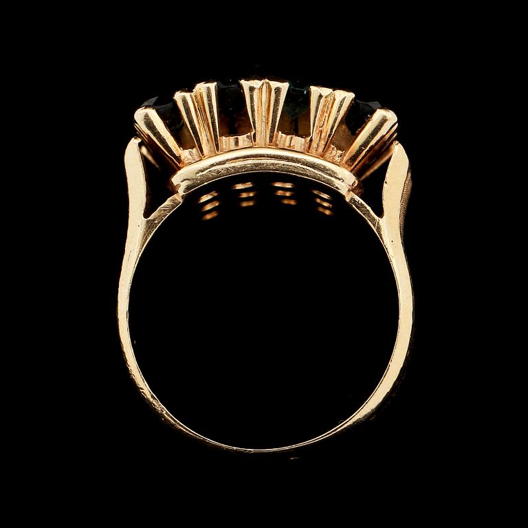 RING, 18k guld, 12 fasettslipade gröna stenar, 1900-talets senare hälft. Vikt 15 g.