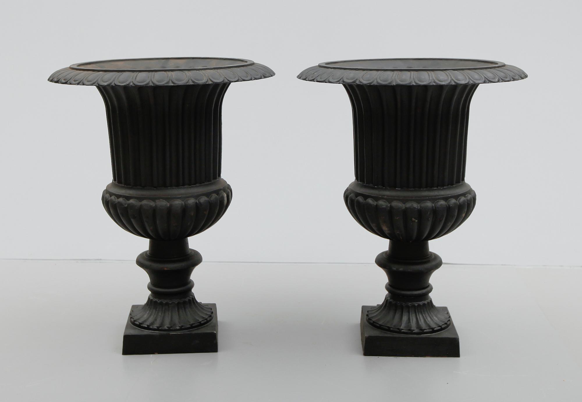TRÄDGÅRDSURNOR, 1 par, gjutjärn, 1900-/2000-tal.