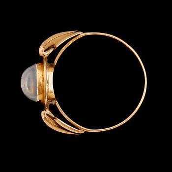 RING, 18 k guld. 1959 med vit sten. Total vikt ca 3 gram.