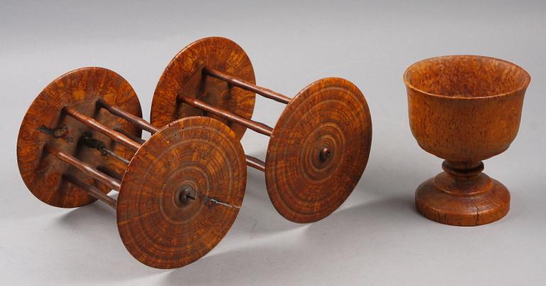 GARNVINDOR, 2 st samt BÄGARE, masurbjörk, allmoge, 1800/1900-tal.