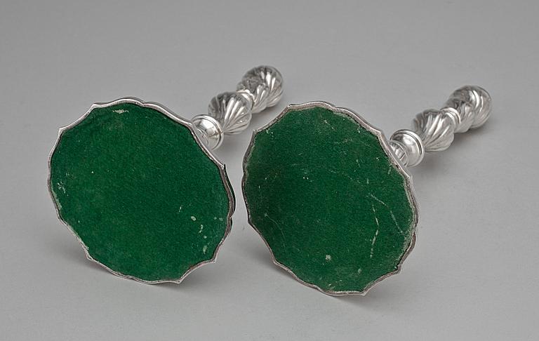 LJUSSTAKAR, ett par, sterlingsilver, svenska importstämplar, rokokostil, 1900-tal.