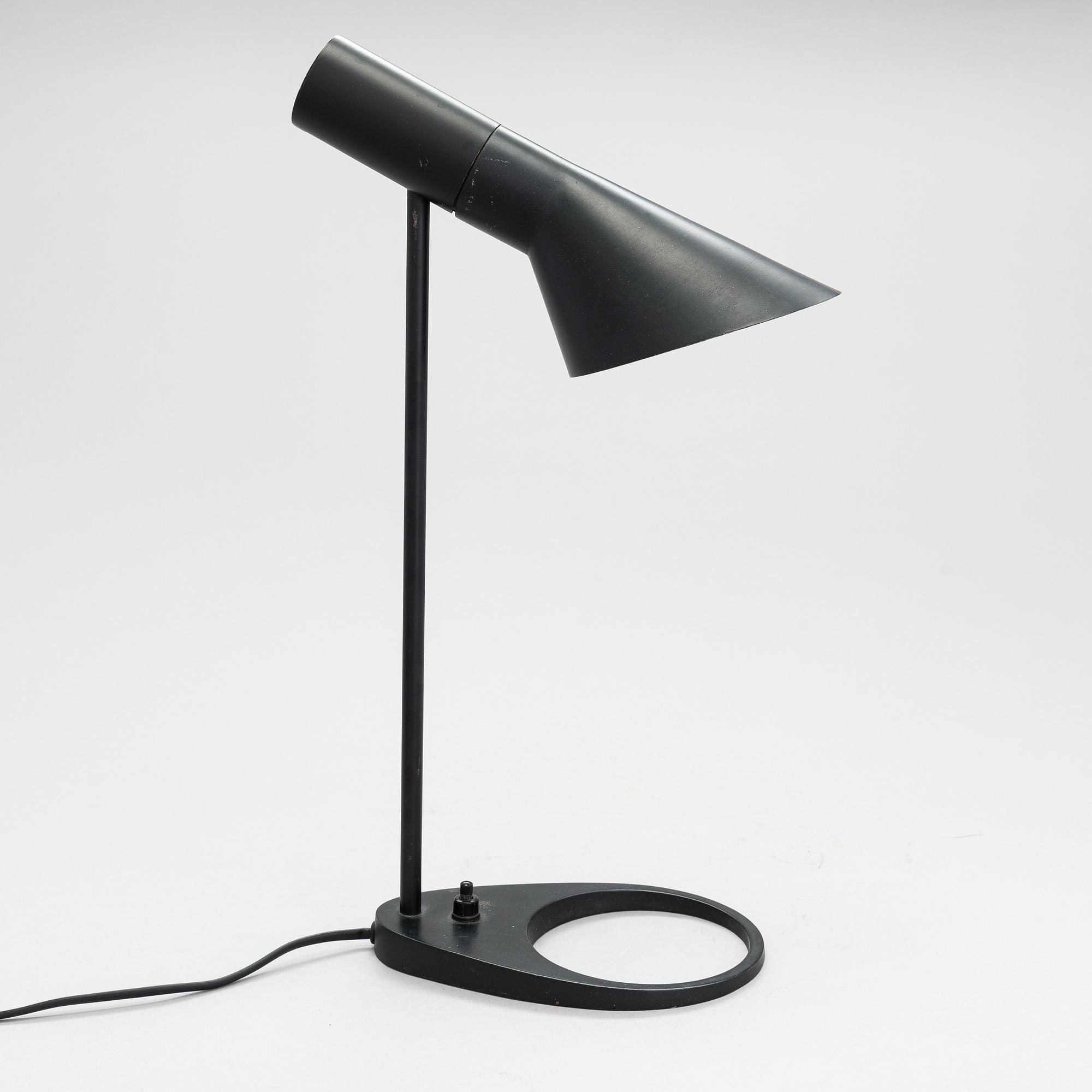 Arne Jacobsen, bordslampa, "AJ" mini, Louis Poulsen, Danmark.