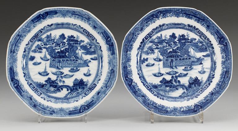 TALLRIKAR, ett par, kompaniporslin. Qing dynastin, Qianlong (1736-95).
