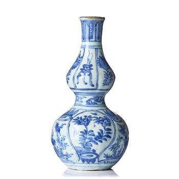 1105. A blue and white vase, Ming dynasty, Wanli (1572-1620).