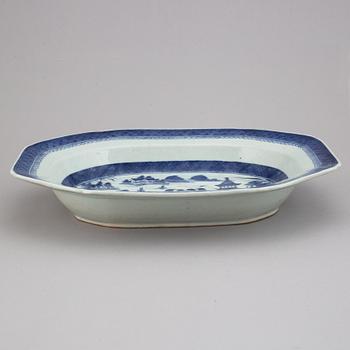 A blue and white tureen stand, Qing dynasty, 19th Century.