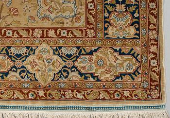 SEMI-ANTIQUE SILK HEREKE. 133,5 x 101,5 cm (the length including the flat woven parts at the ends).