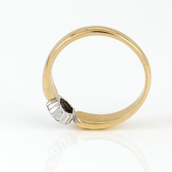 RING, 18K tvåfärgad guld med briljantslipade diamanter, tot ca 0,10 ct. Vikt ca 3,01 g.