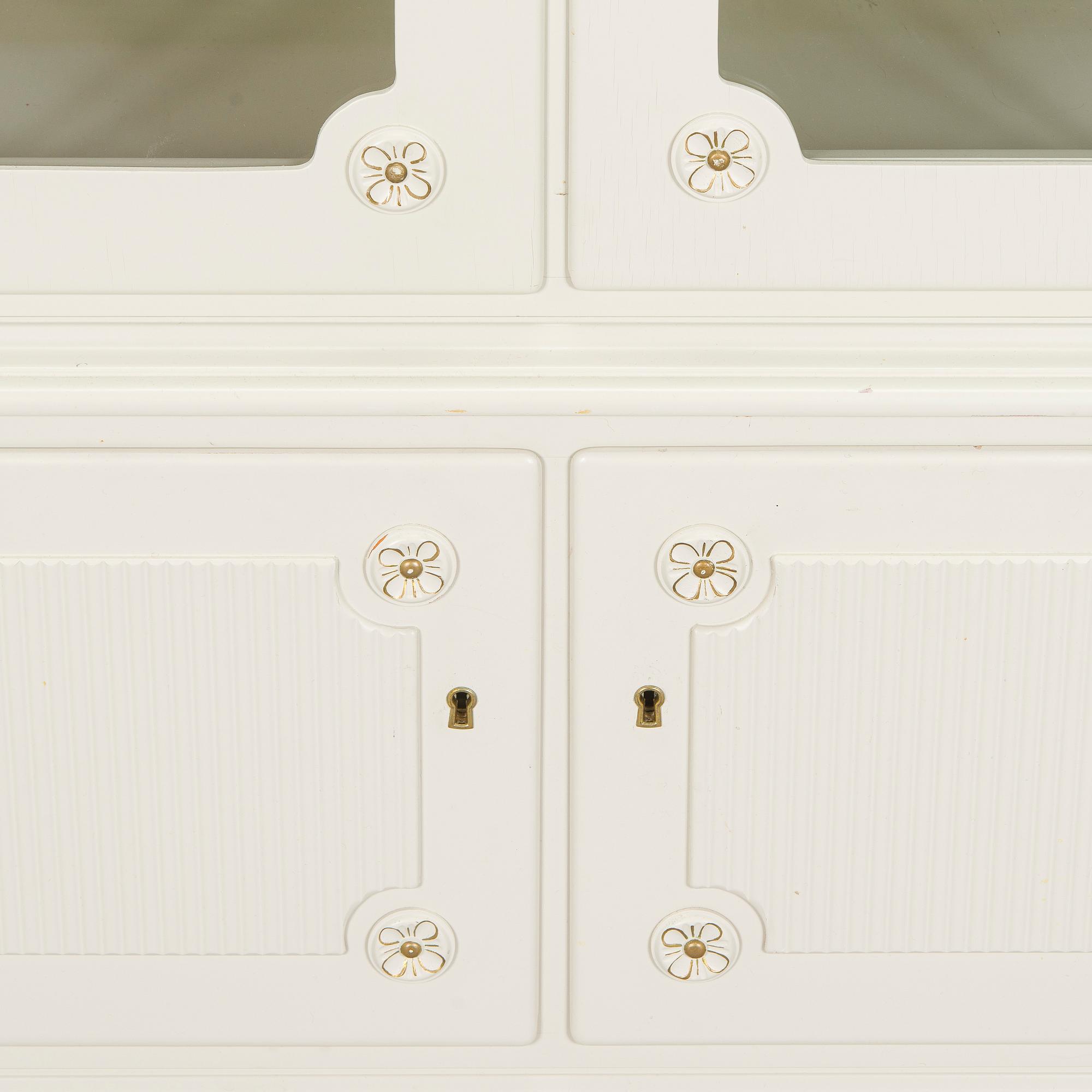 Matsalsskåp, gustaviansk stil, 1900-talets andra hälft.