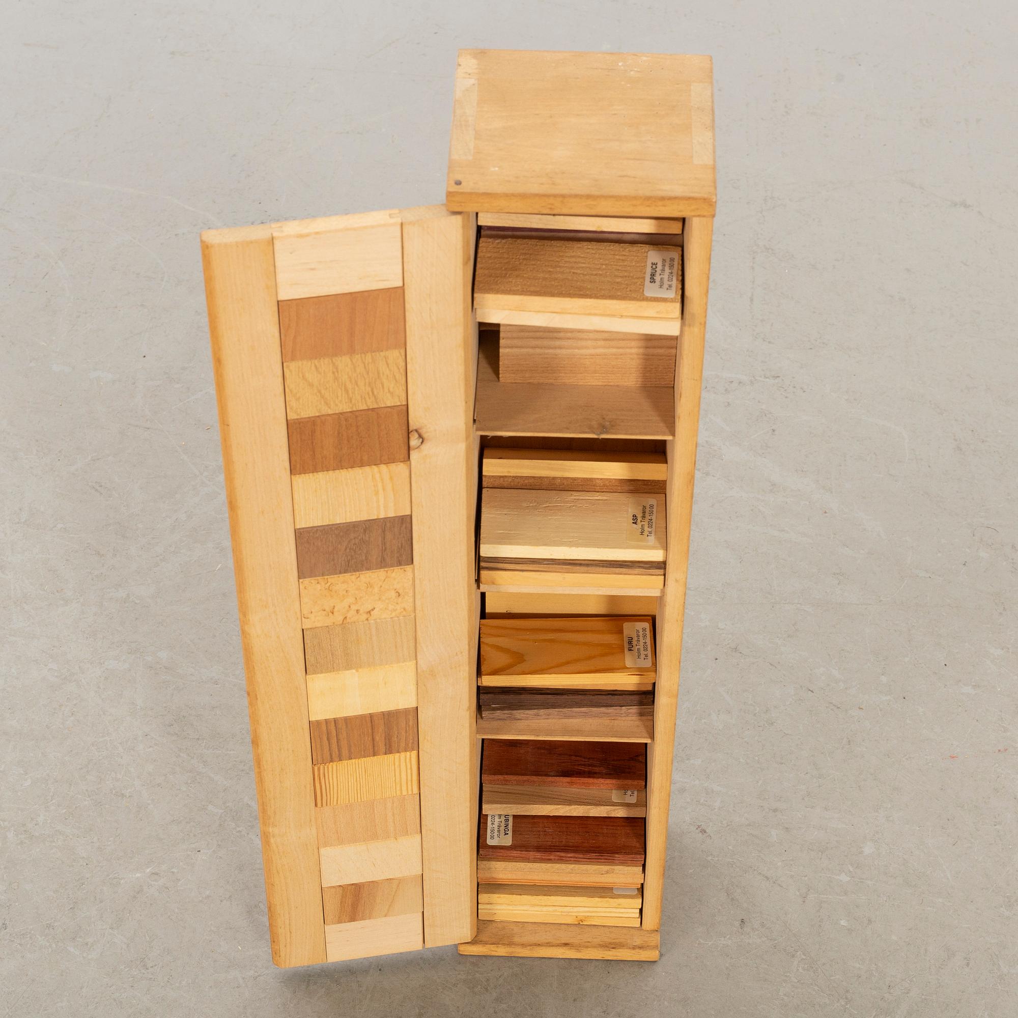VÄGGSKÅP MED TRÄPROVER, design troligen Olof Pira.