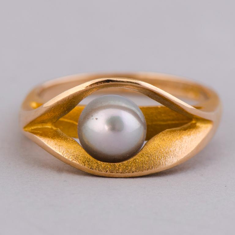 A RING, cultured pearl, 14K gold. Lapponia 2002.