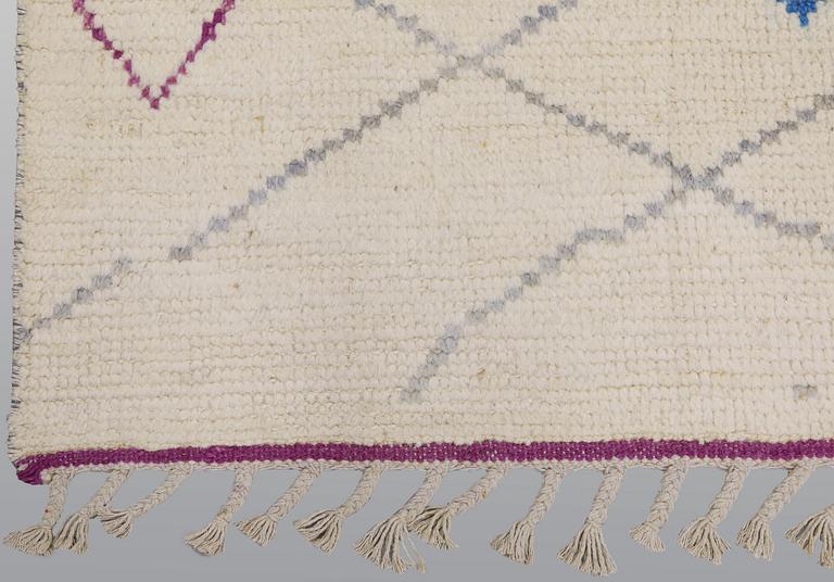 An oriental carpet, ca 325 x 218 cm.