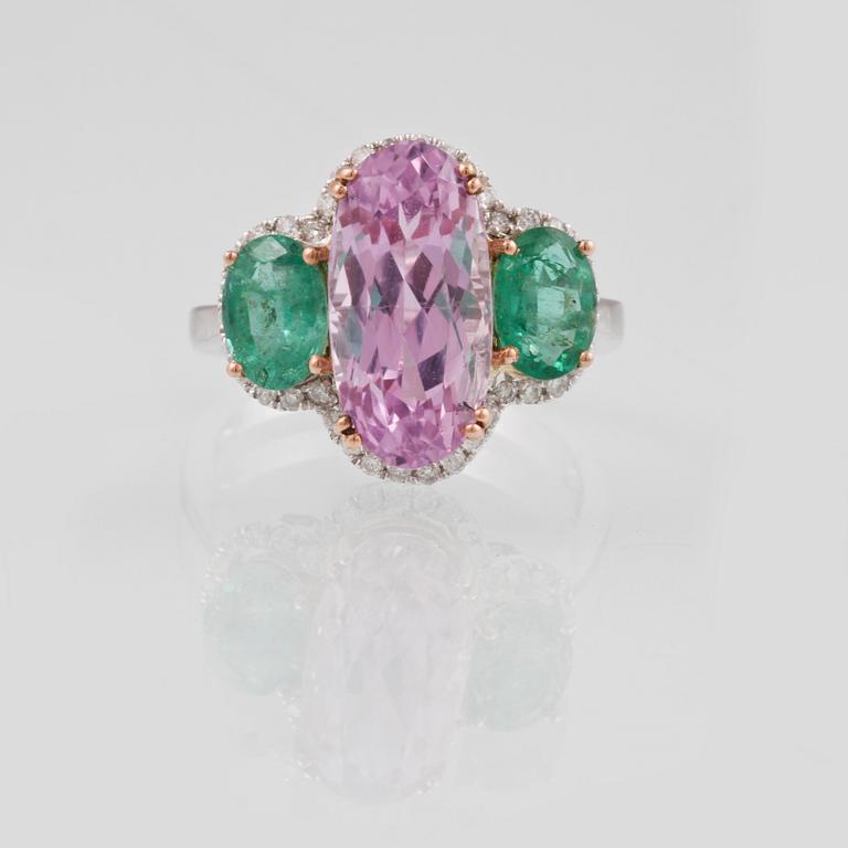 RING, 18K vitguld med kunzit ca 5.36 ct, 2 smaragder ca 1.43 samt briljantslipade diamanter ca 0.24 ct. Vikt 5,0 gram.
