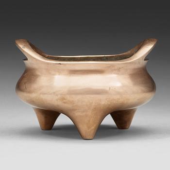 555. A bronze tripod censer, late Qing dynasty.