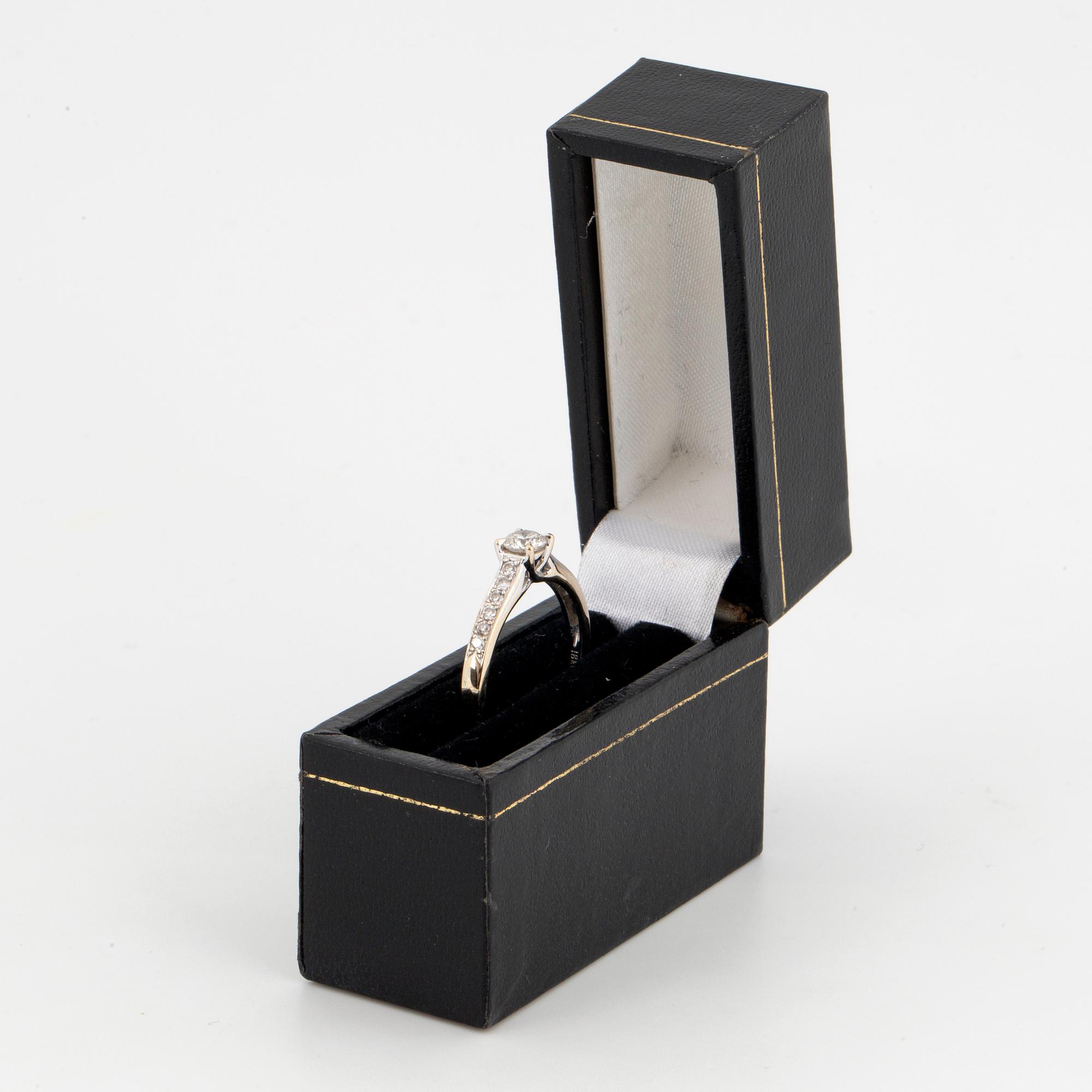 Brilliant-cut diamond ring.