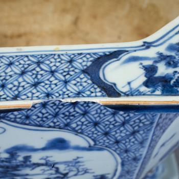 A blue and white flower pot, Qing dynasty, 18th Century.
