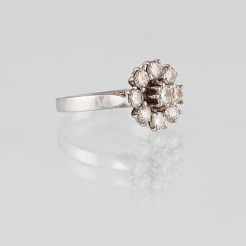 RING, 18K vitguld med 9 briljantslipade diamanter 1.05 ct, importstämplad. Vikt 3,6 gram.