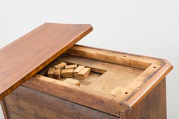 CHIFFONJÉ, 1800-talets andra hälft.