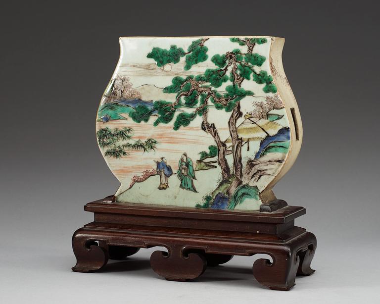 A famille verte stand, Qing dynasty, Kangxi (1662-1722).