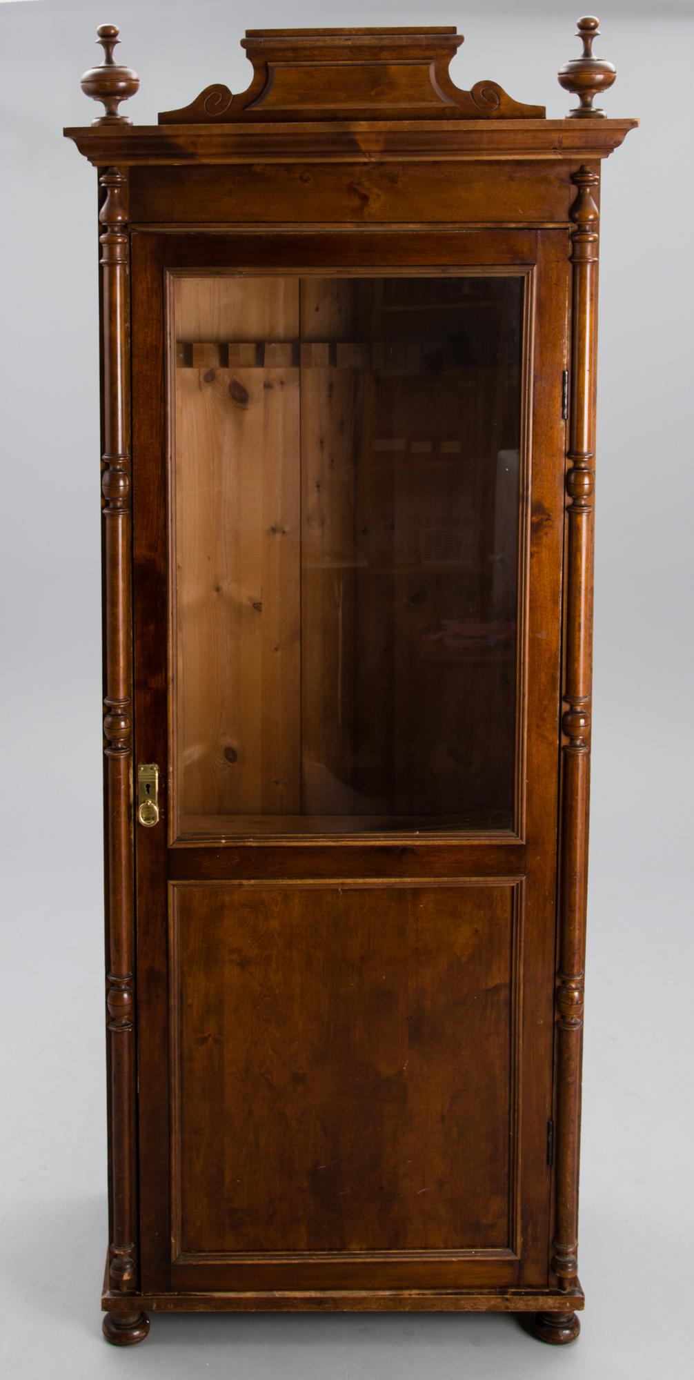 SKÅP / VAPENSKÅP, 1800-talets slut.