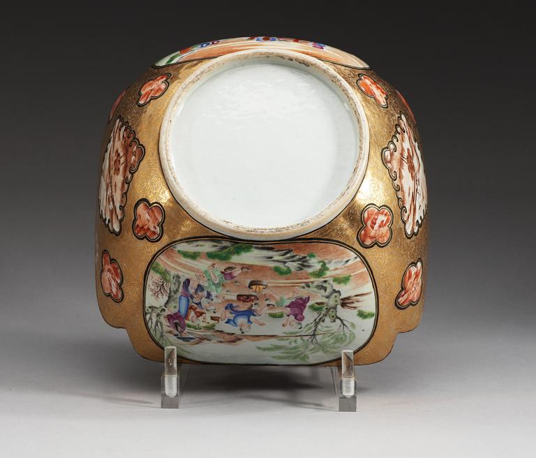 A Canton famille rose 'Rockefeller-pattern'  bowl, Qing dynasty, ca 1800.