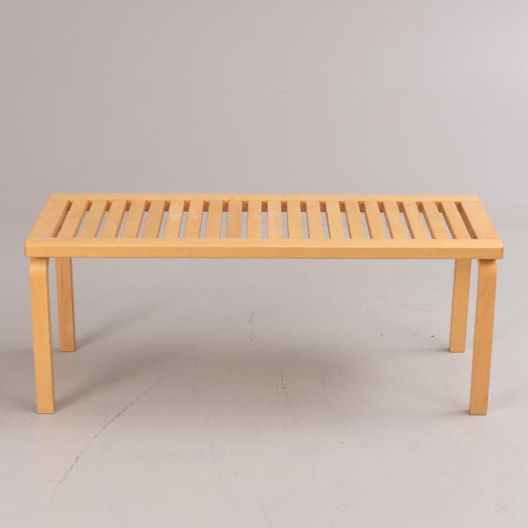 Alvar Aalto, bänk, modell 153A, Artek, Finland.