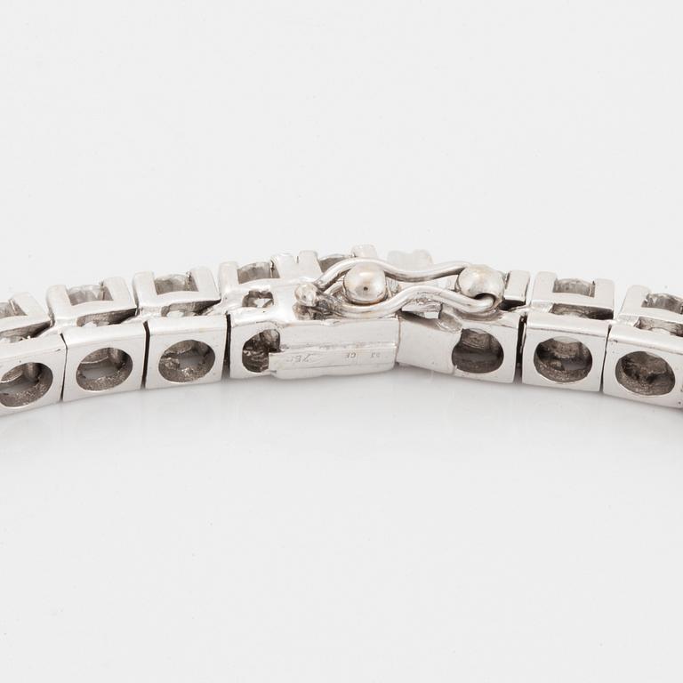 A tennis bracelet in 18K gold set with round brilliant-cut diamonds.