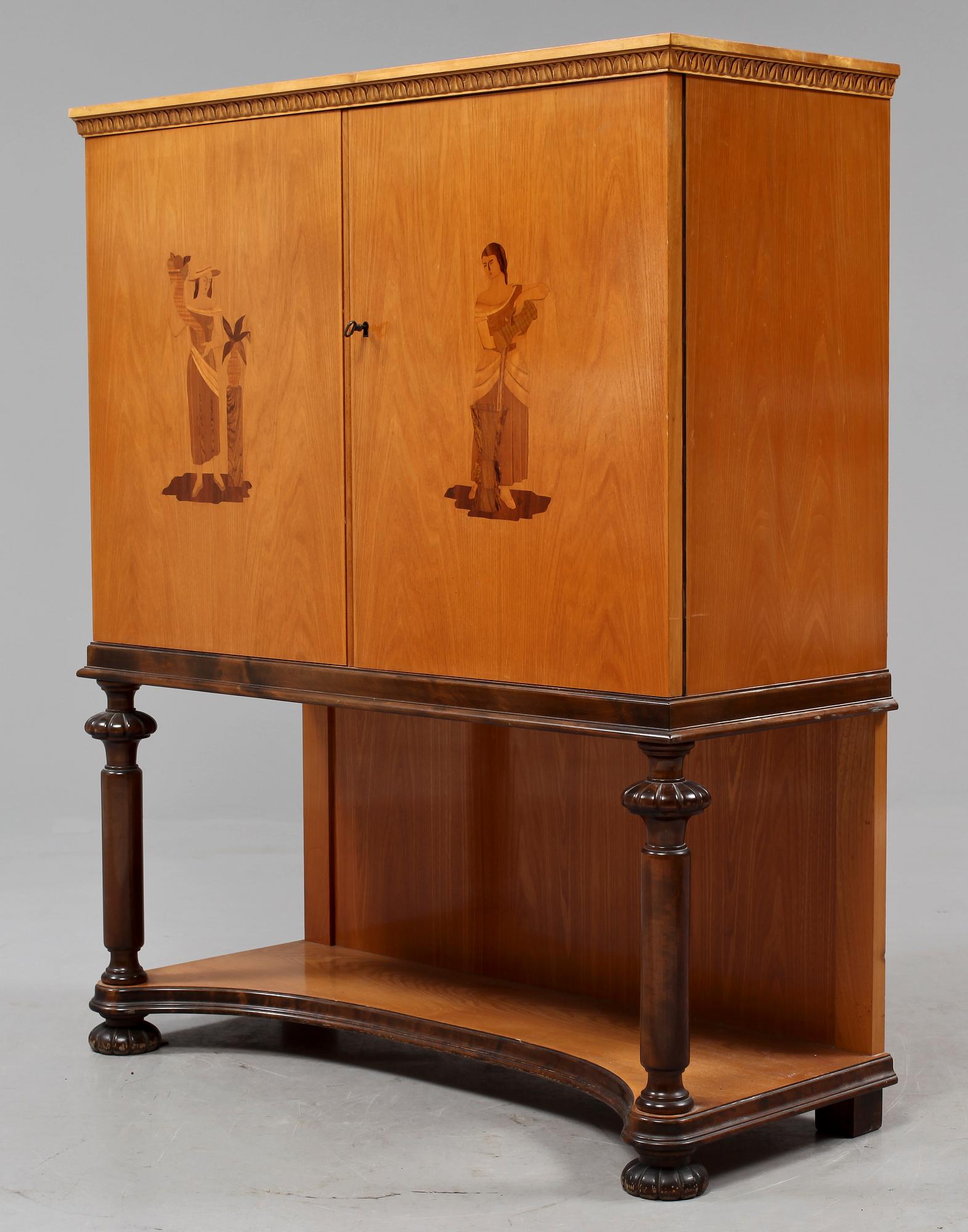 SKÅP PÅ BENSTÄLLNING, 1930/1940-tal.