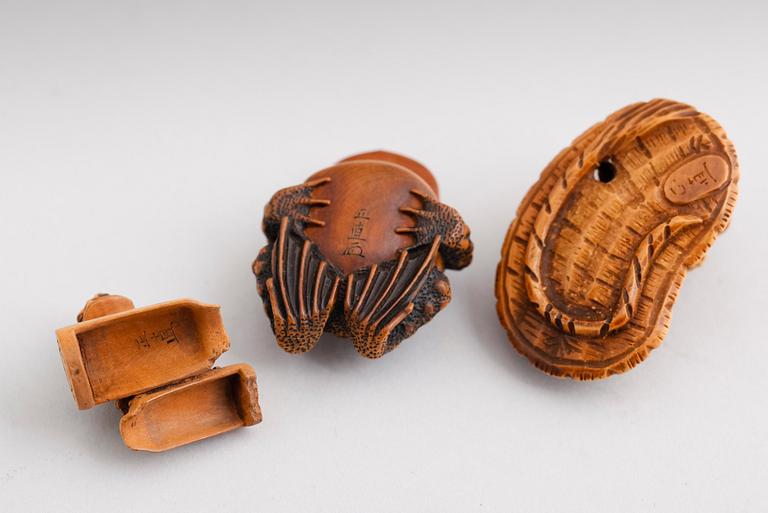 FIGURER, 3 st, skuret trä, Japan, signerade, Meji (1868-1912).