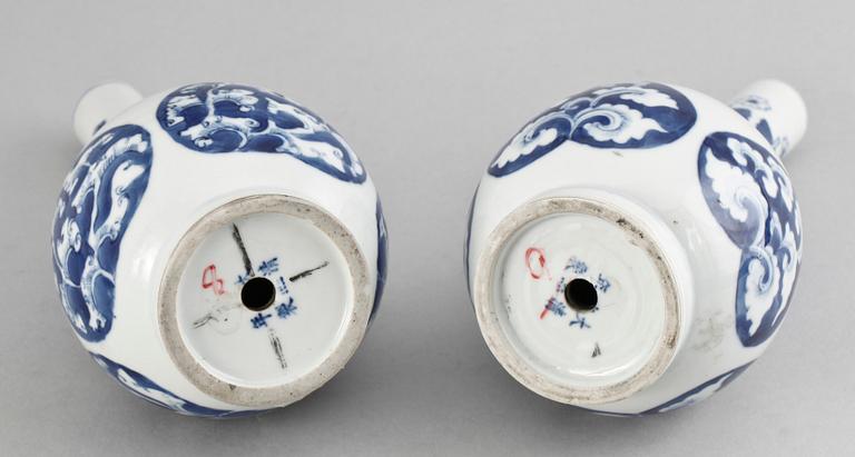 VASER, ett par, porslin, Kina, Kangxi-stil 1800/1900-tal.