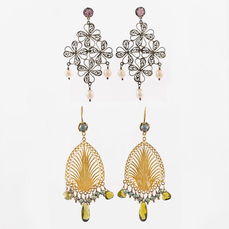 Yvone Christa, två par örhängen, silver, med genombruten dekor, med imitationsstenar.