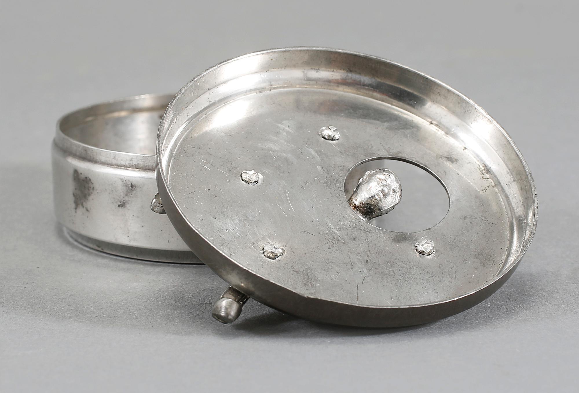 MANSCHETTKNAPPSASK, tenn och vitmetall, "Originell", Widerholm & Dahlberg, Eskilstuna, 1930-/40-tal.