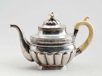 TEKANNA, silver, Ryssland 1834. Vikt ca 594 gram.